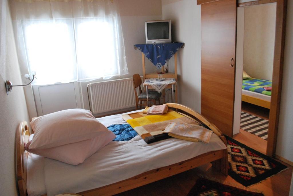 Pensiunea Alexandra Vatra Moldoviţei Rum bild